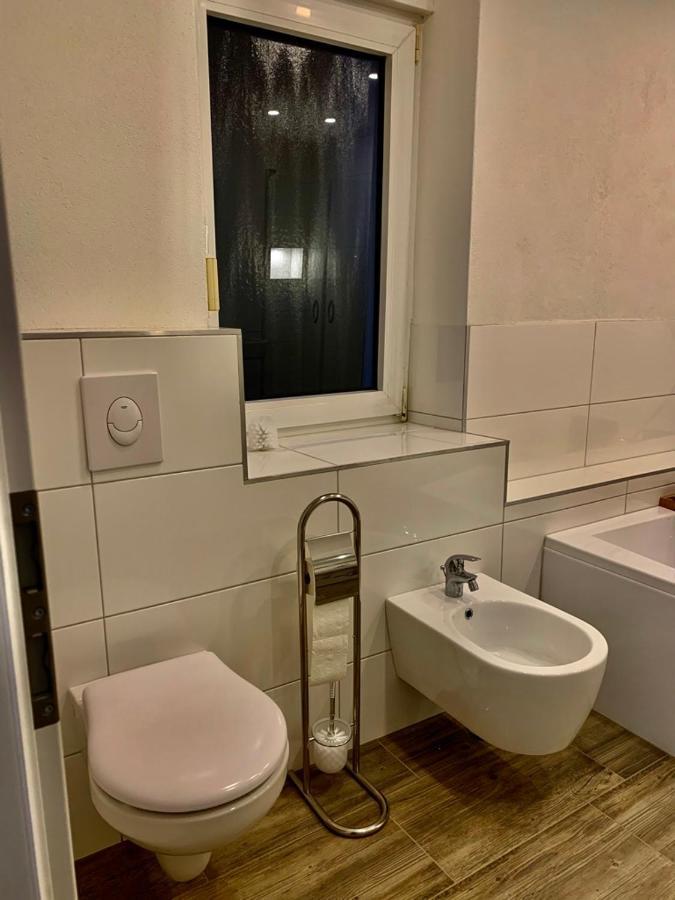 Monteurzimmer Oberlistingen Zweibettzimmer Mit 2 Baedern Breuna Екстериор снимка