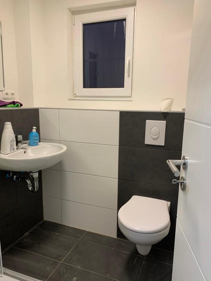 Monteurzimmer Oberlistingen Zweibettzimmer Mit 2 Baedern Breuna Екстериор снимка